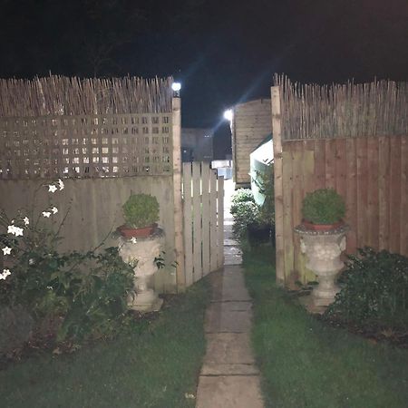Cosy Garden Log Cabin ซอลส์บรี ภายนอก รูปภาพ