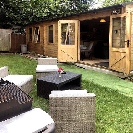 Cosy Garden Log Cabin ซอลส์บรี ภายนอก รูปภาพ