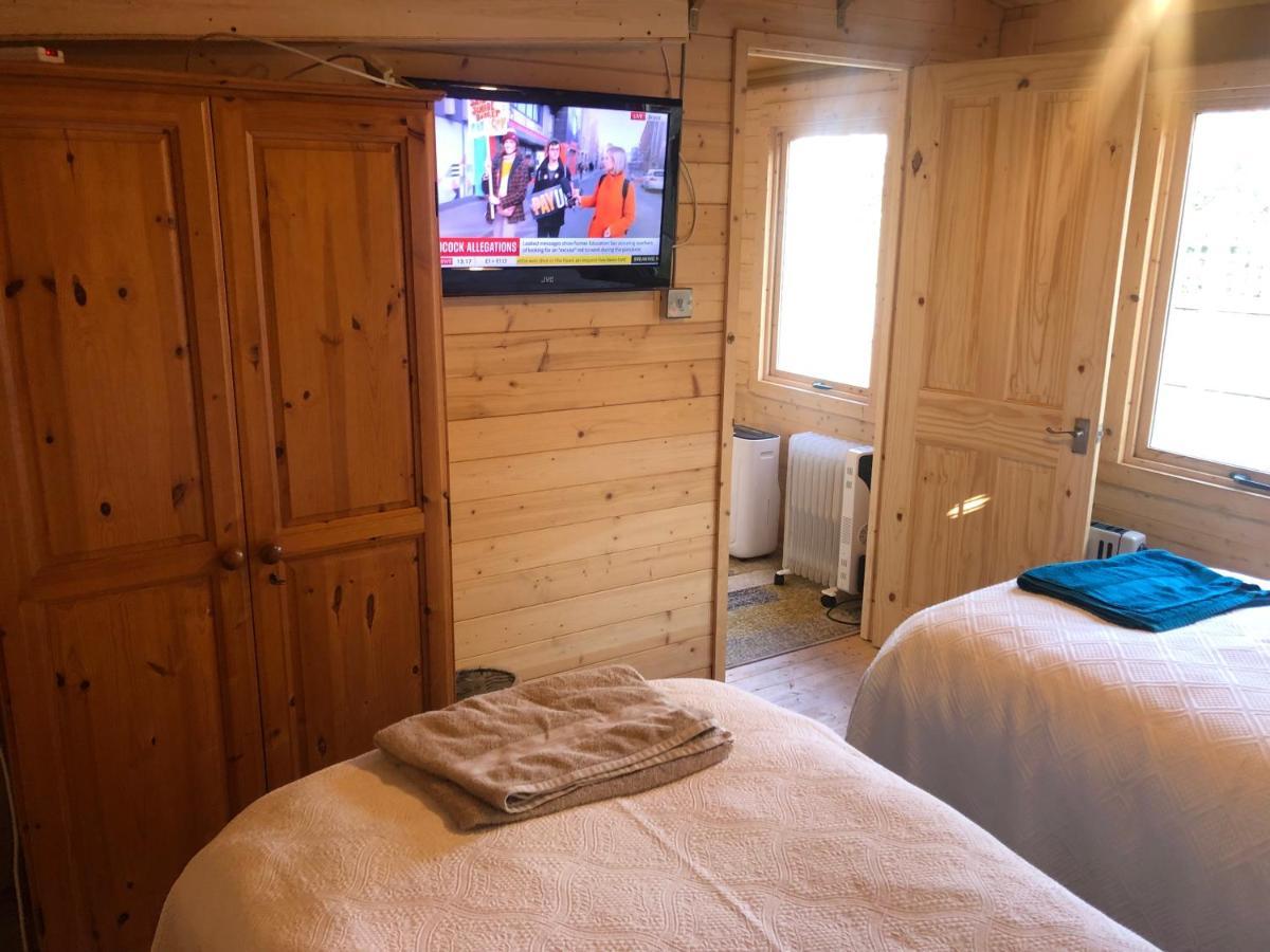 Cosy Garden Log Cabin ซอลส์บรี ภายนอก รูปภาพ