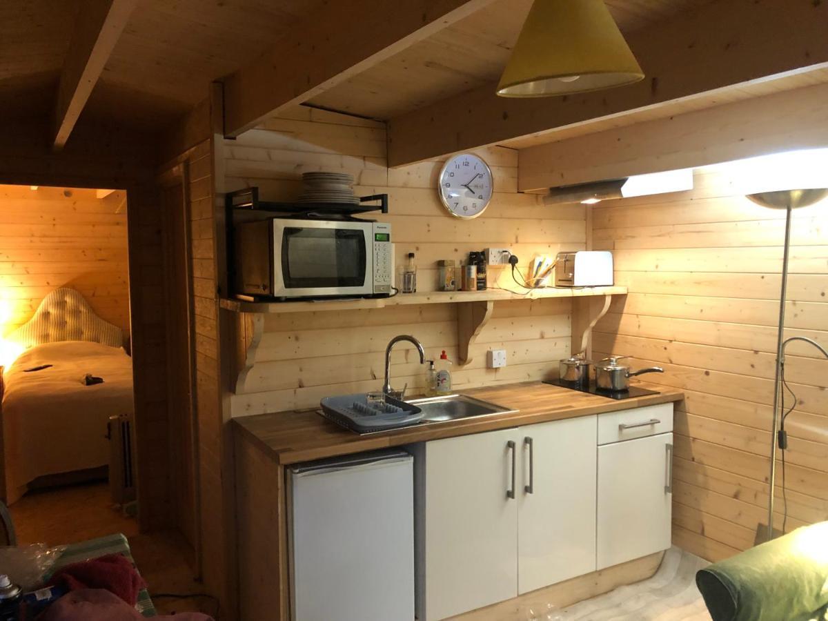 Cosy Garden Log Cabin ซอลส์บรี ภายนอก รูปภาพ