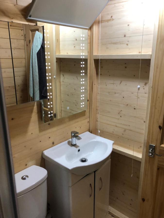 Cosy Garden Log Cabin ซอลส์บรี ภายนอก รูปภาพ