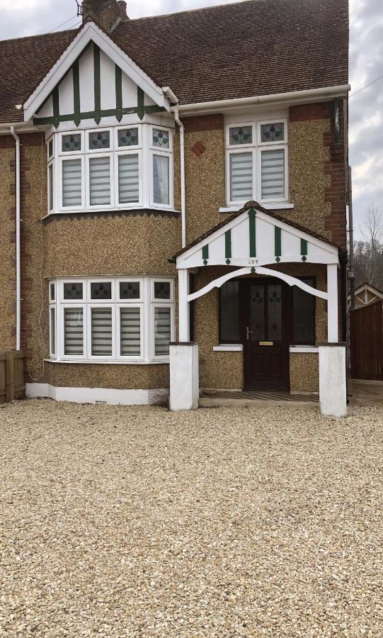 Cosy Garden Log Cabin ซอลส์บรี ภายนอก รูปภาพ