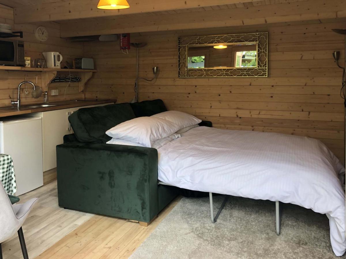 Cosy Garden Log Cabin ซอลส์บรี ภายนอก รูปภาพ