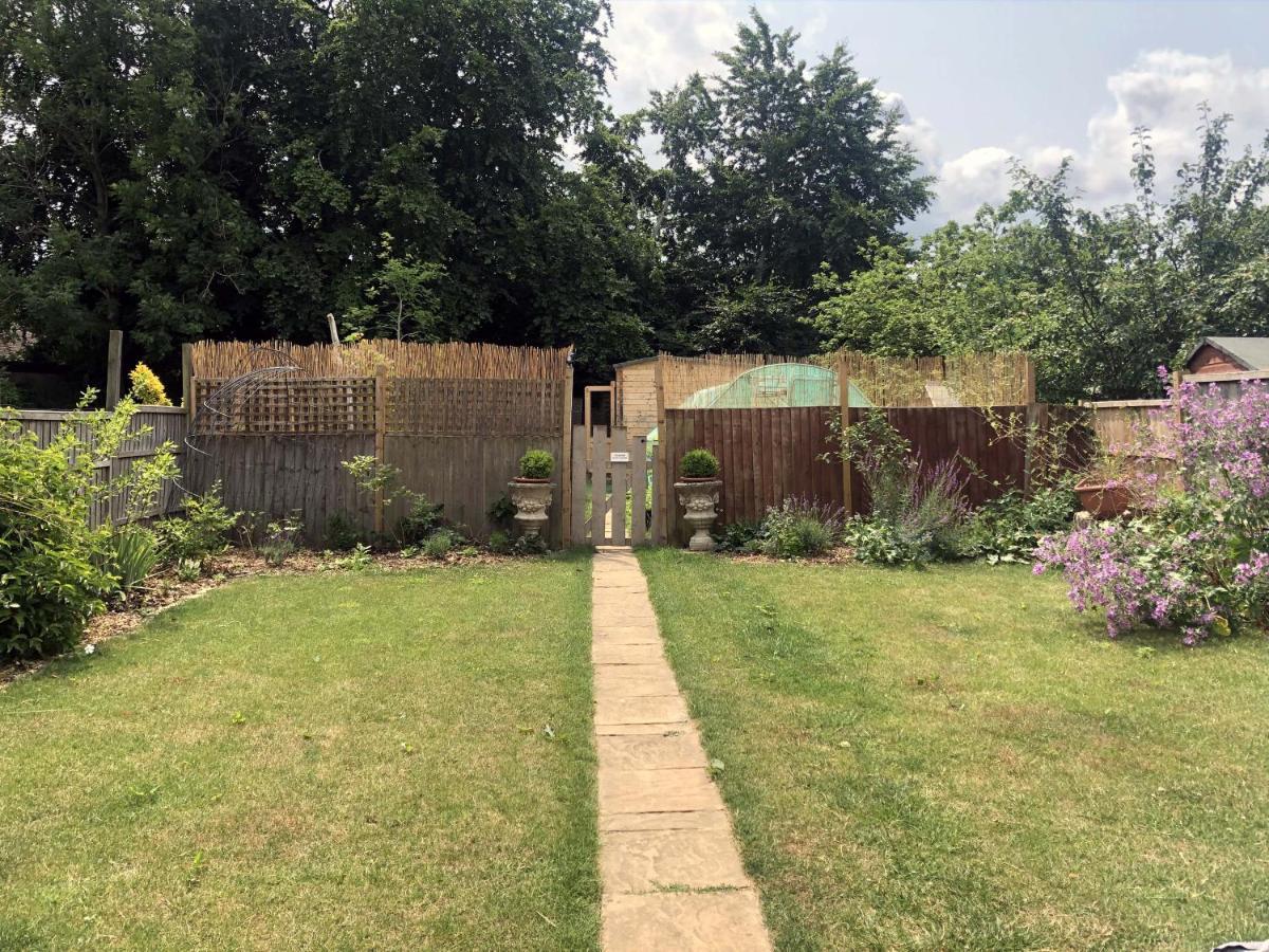 Cosy Garden Log Cabin ซอลส์บรี ภายนอก รูปภาพ