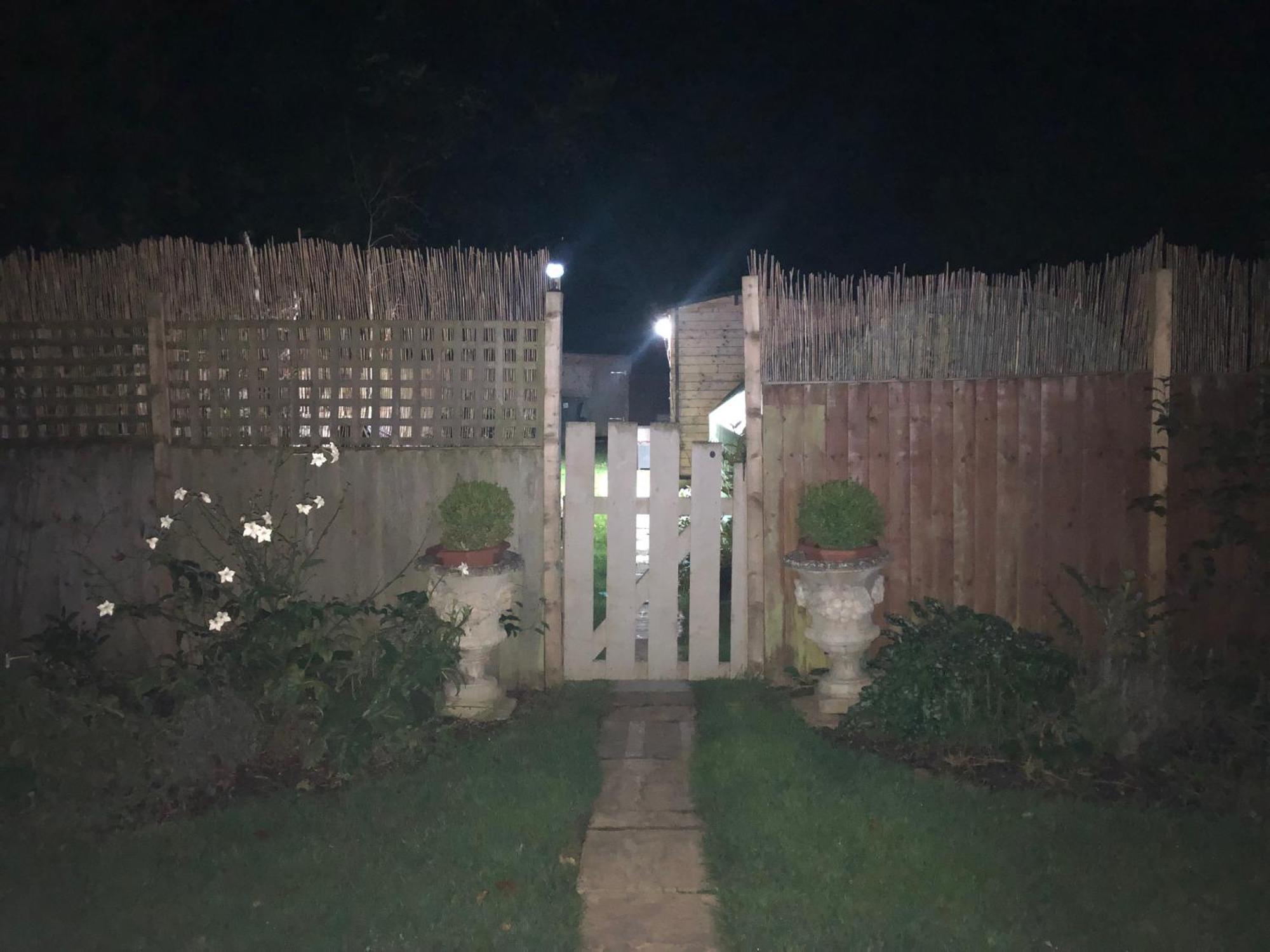 Cosy Garden Log Cabin ซอลส์บรี ภายนอก รูปภาพ