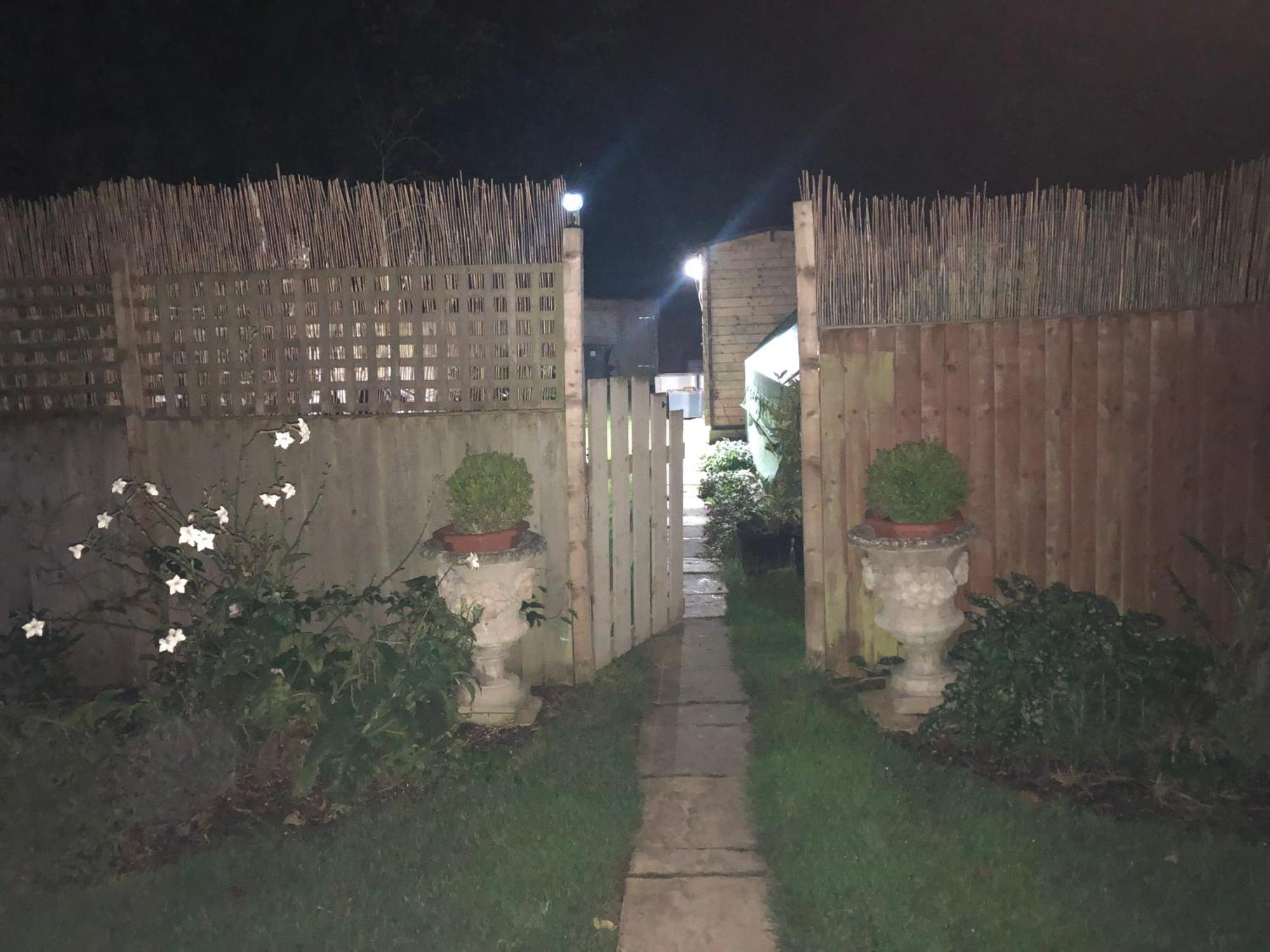 Cosy Garden Log Cabin ซอลส์บรี ภายนอก รูปภาพ