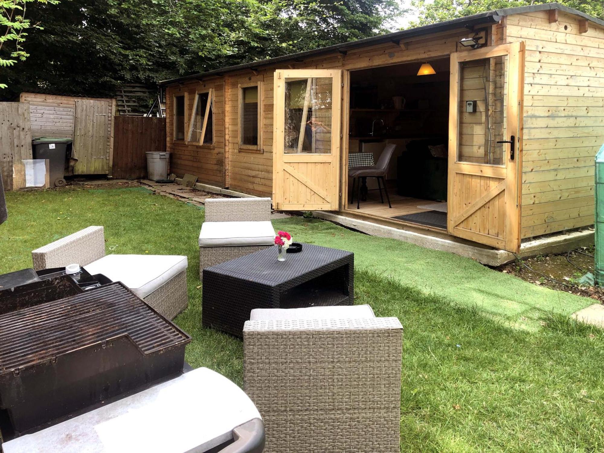 Cosy Garden Log Cabin ซอลส์บรี ภายนอก รูปภาพ