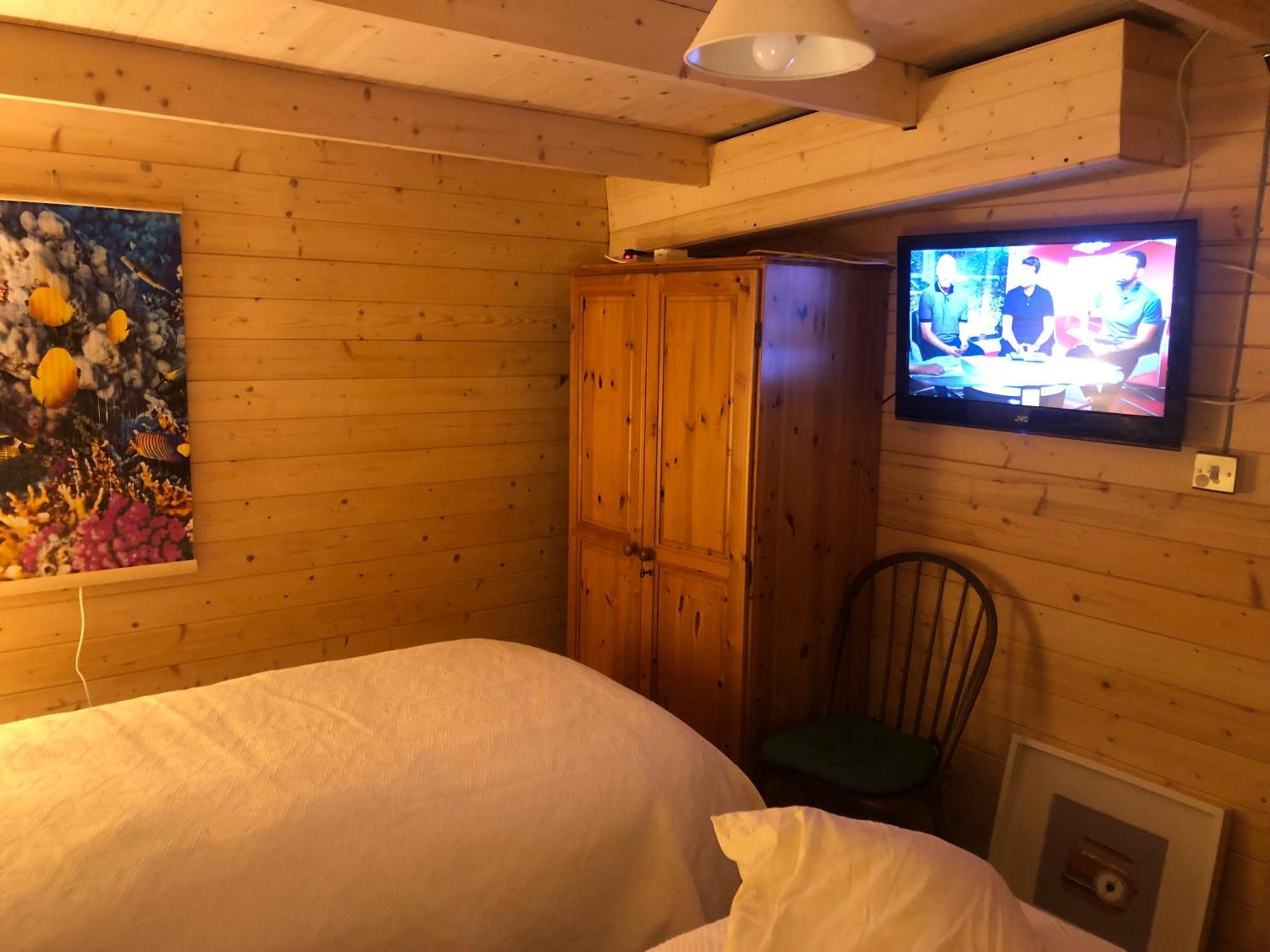 Cosy Garden Log Cabin ซอลส์บรี ภายนอก รูปภาพ