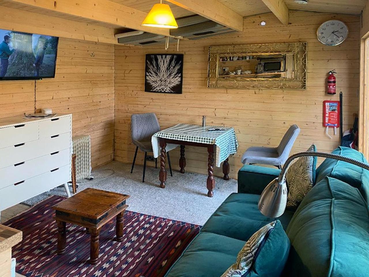 Cosy Garden Log Cabin ซอลส์บรี ภายนอก รูปภาพ