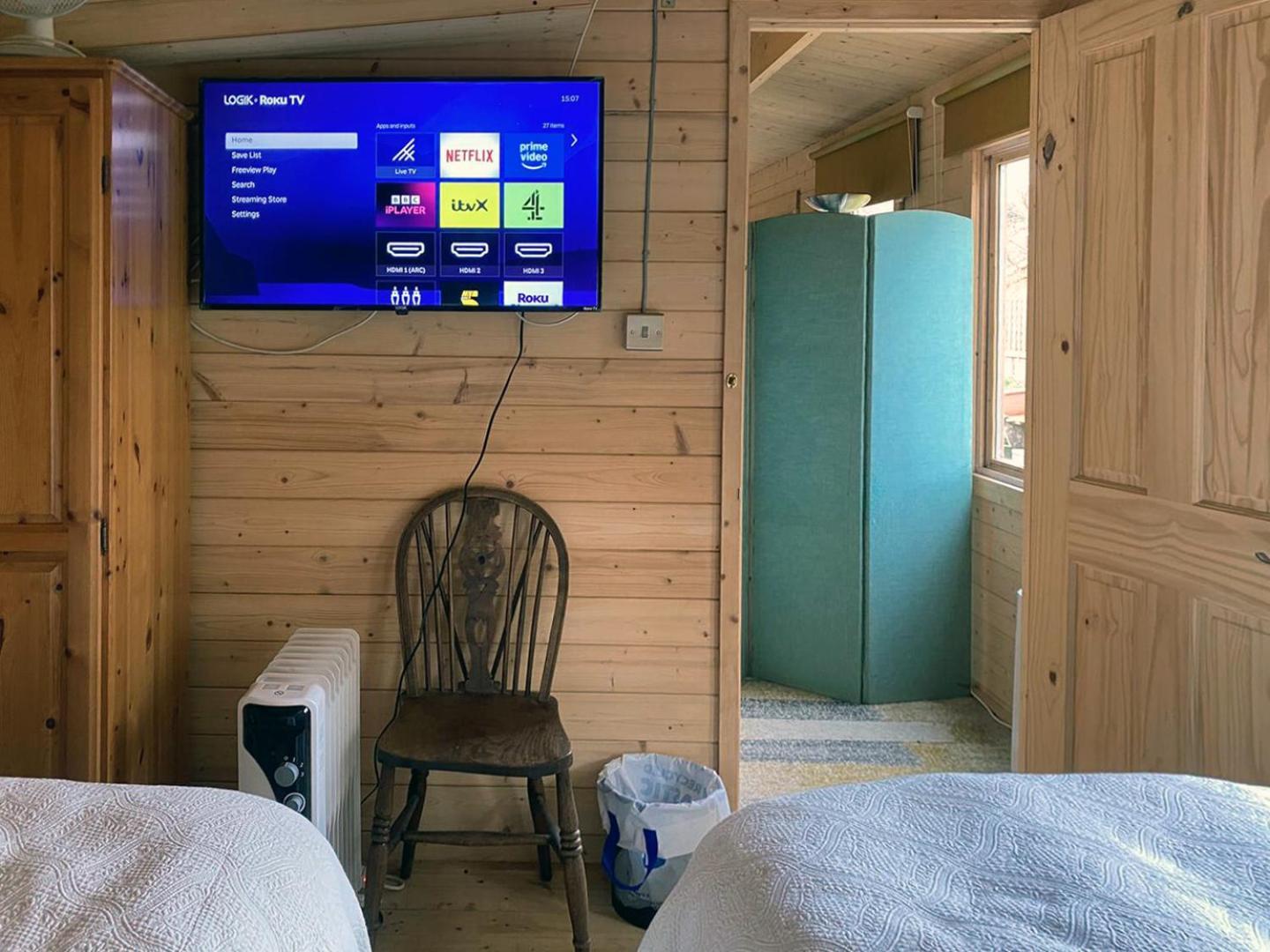 Cosy Garden Log Cabin ซอลส์บรี ภายนอก รูปภาพ