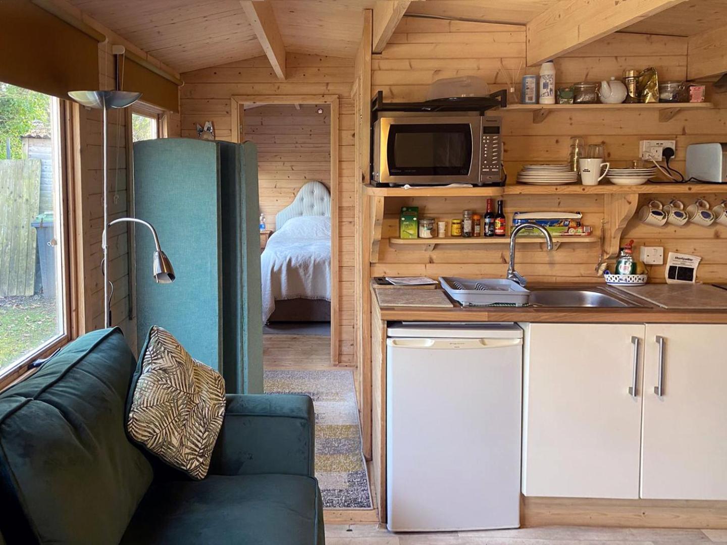 Cosy Garden Log Cabin ซอลส์บรี ภายนอก รูปภาพ
